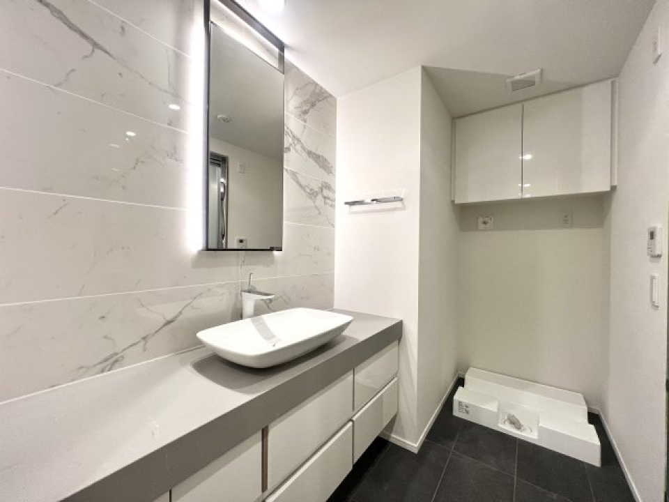 間接照明がオシャレな洗面台です。