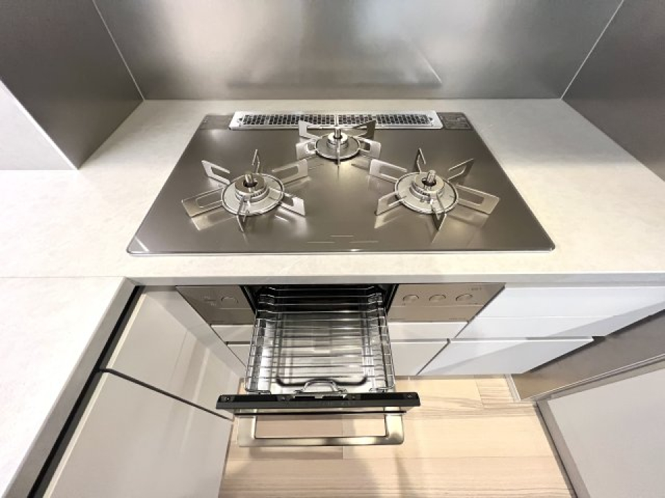 ３口のガスコンロにグリルも付いています。