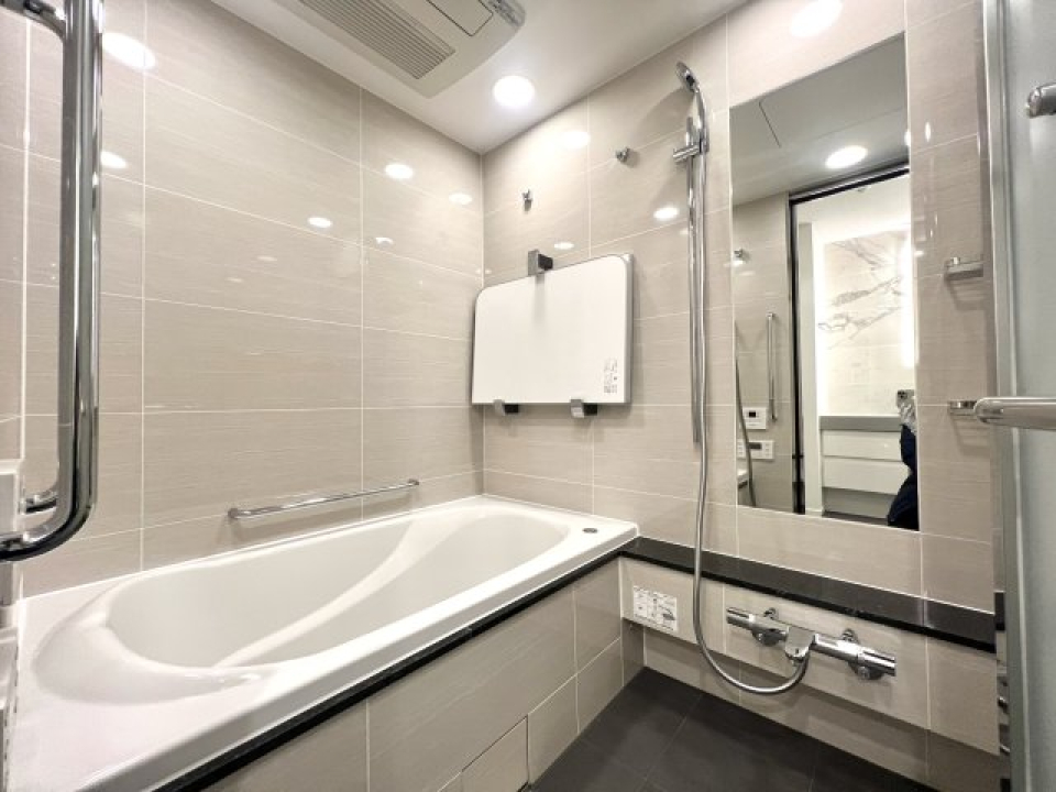 ゆったりとくつろげそうな浴室。