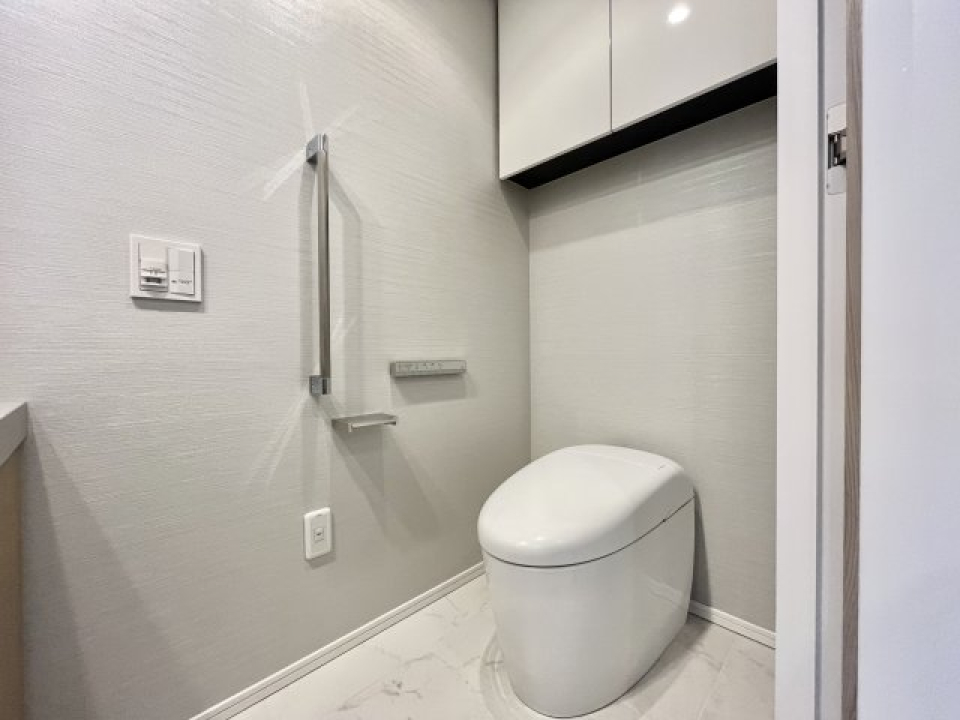 棚があるので掃除用具など整理整頓しやすそうですね。