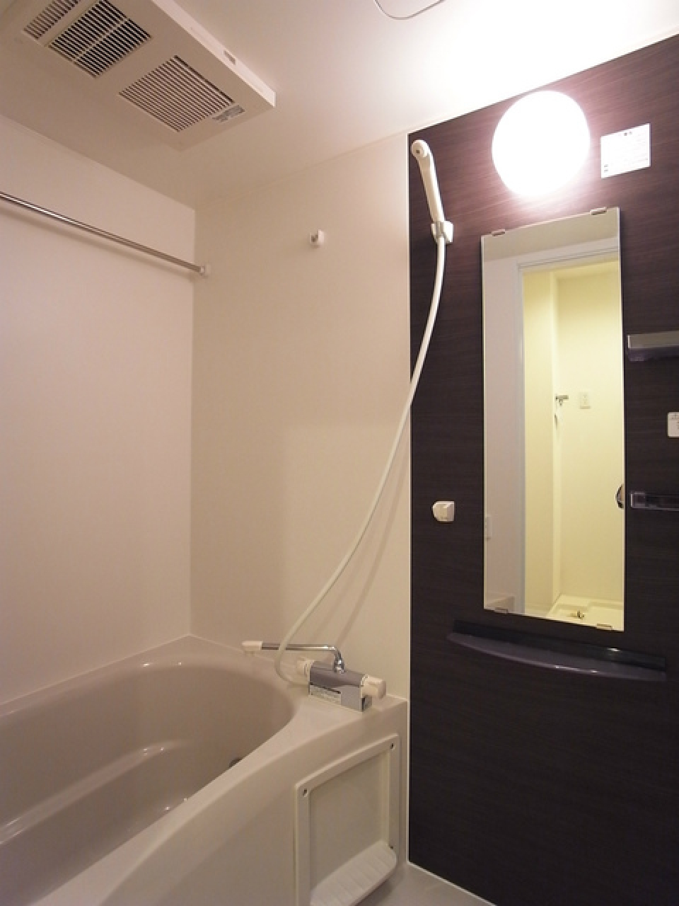 ダークトーンのパネルが落ち着いた浴室を演出しています。