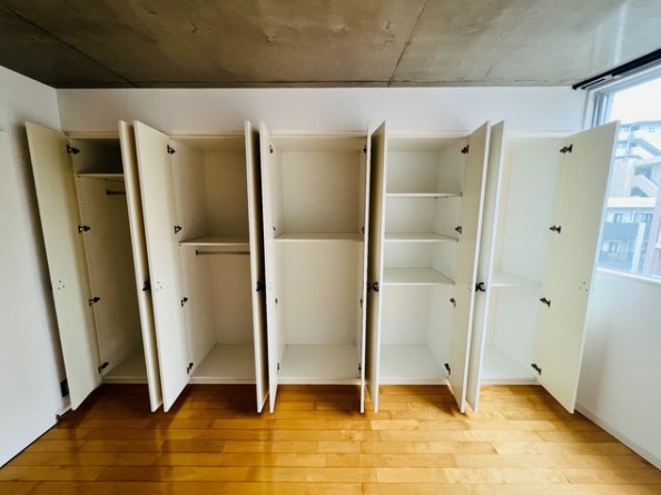 洋室の壁面にはバリエーション豊かな収納があります