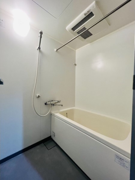 浴室乾燥機能付きのバスルーム