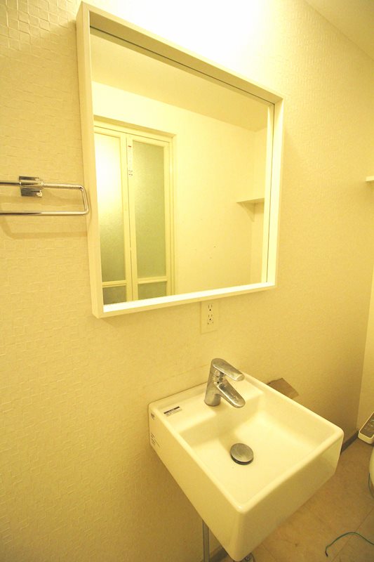 額縁のようにすっきりと納まった鏡