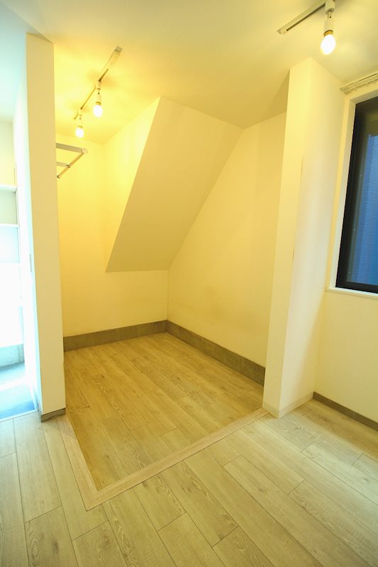 オープンクローゼットがあるので、全身鏡も置いておめかしコーナーに