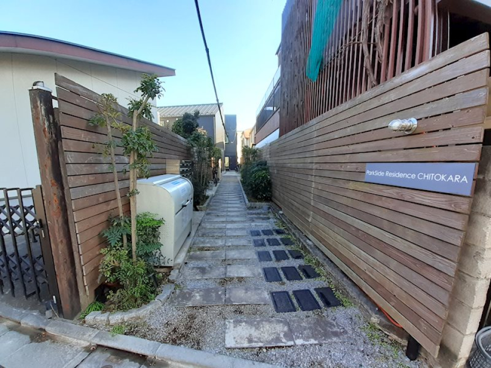 木の小道を進んでいくと…