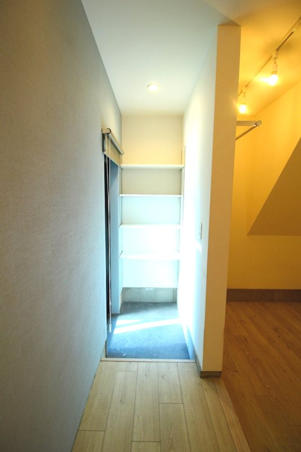 玄関には高さ調節できるラックがあります