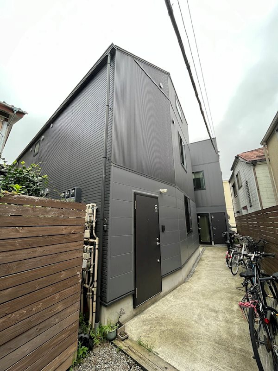 ブラックのガルバリウムでおしゃれな外観の建物がお出迎え