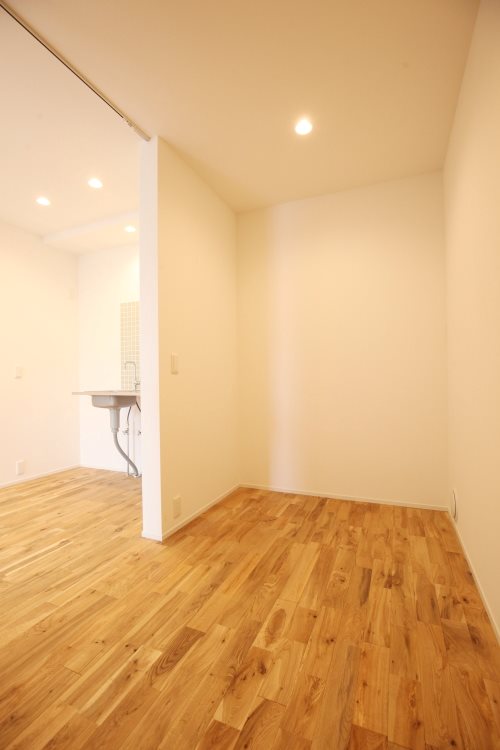 ベットルームはシフォン生地のカーテンで仕切ってみたらどうでしょう