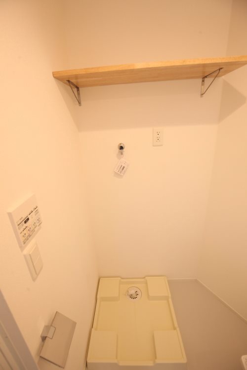 洗濯機置き場の上の棚も木なのが徹底してますね