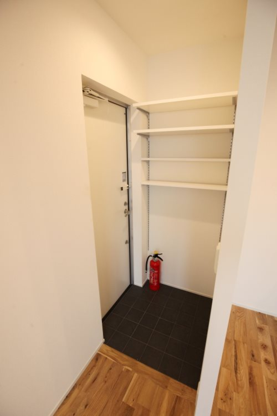 黒のタイル、これがなんとも惹かれますね