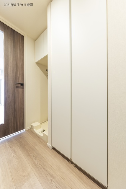 廊下に室内洗濯機置き場とシューズボックスがあります。
※写真は同タイプ住戸です。