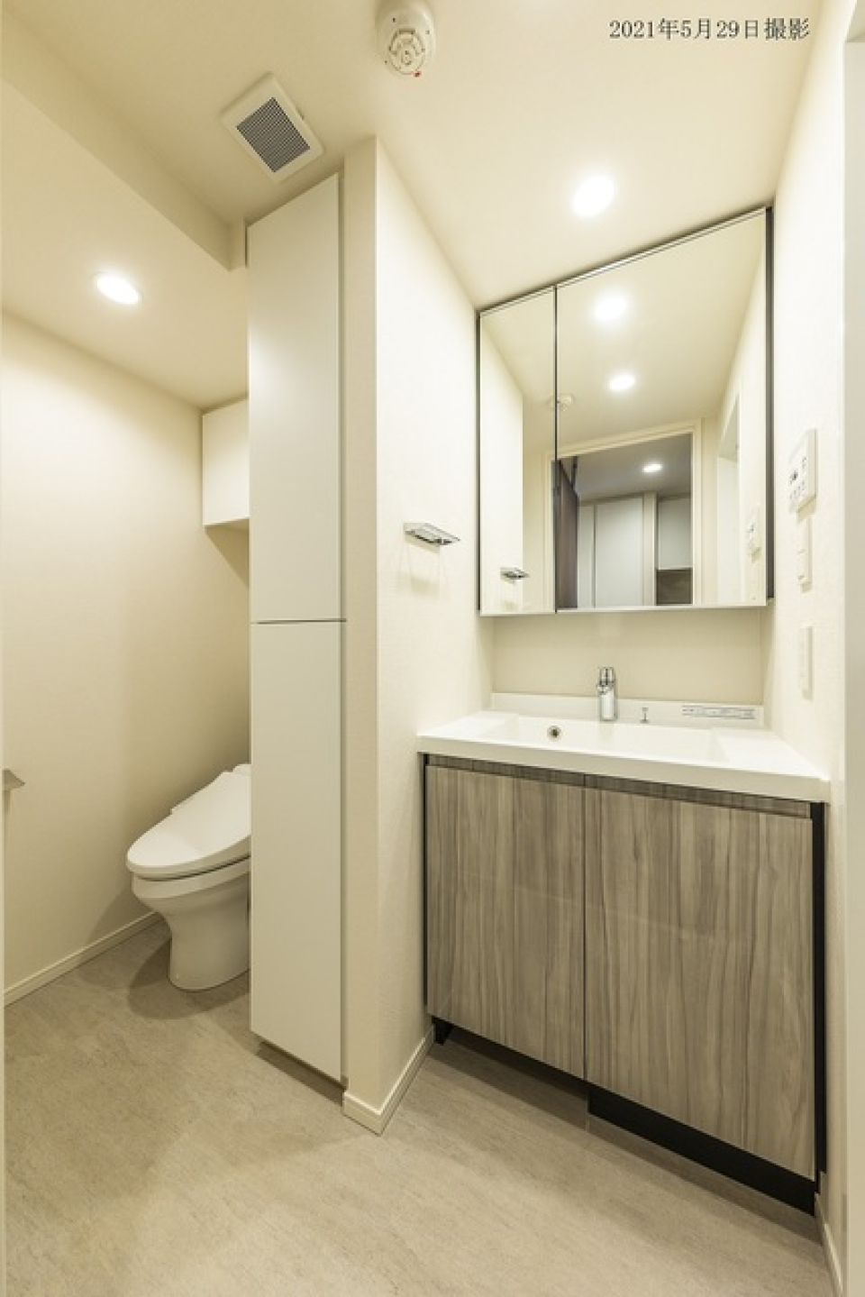 洗面台です。収納棚によりトイレと隔てられています。
※写真は同タイプ住戸です。