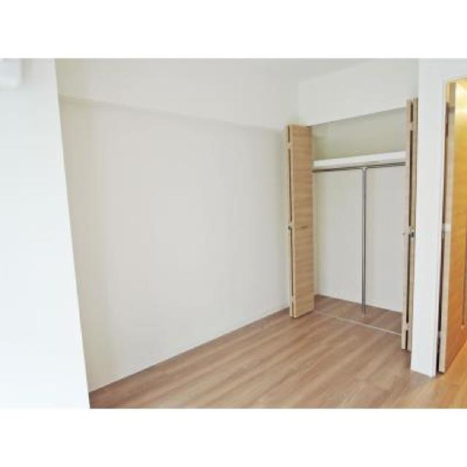 収納を開けた時の様子。※写真は同タイプ住戸です。