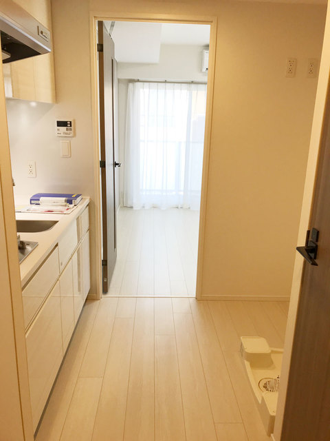 廊下の様子です。左手にキッチン、右手に室内洗濯機置き場があります。
※写真は同タイプ住戸です。