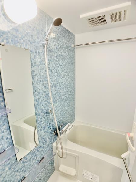 ブルーのパネルが爽やかな浴室を演出しています。