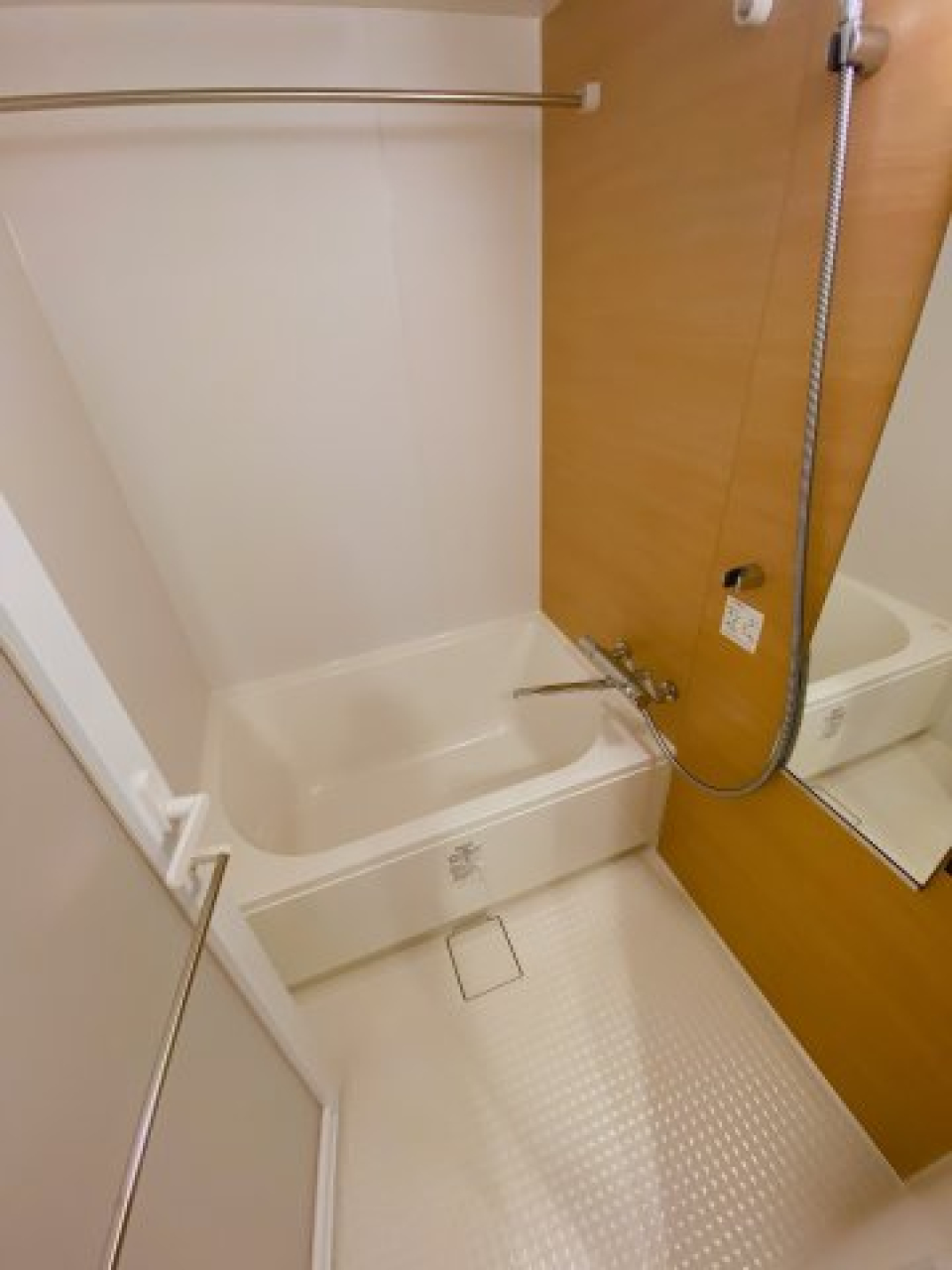 ナチュラルなパネルが導入された浴室です。