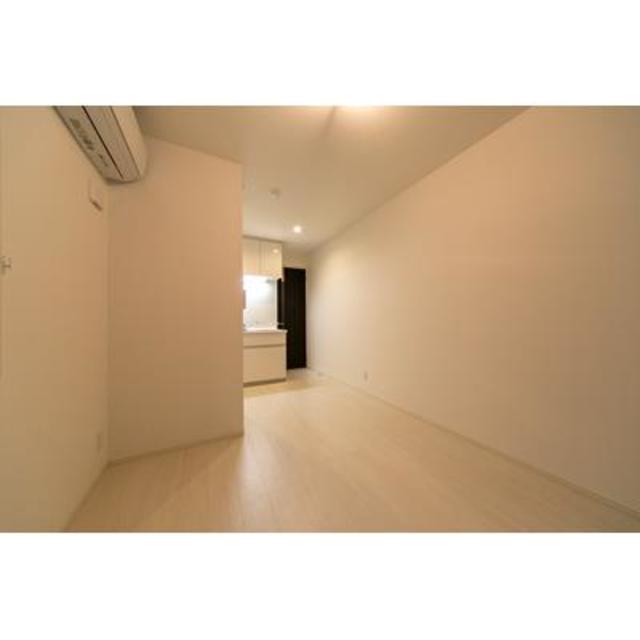 チラリとキッチンが見えます。※写真は同タイプ住戸です。