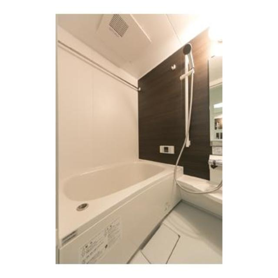 ダークのパネルが導入された浴室です。※写真は同タイプ住戸です。