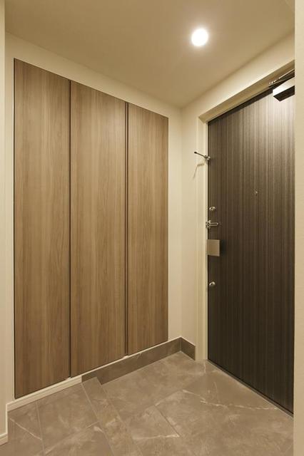 玄関には大きなシューズクローゼット付き
※写真は同タイプ住戸です。