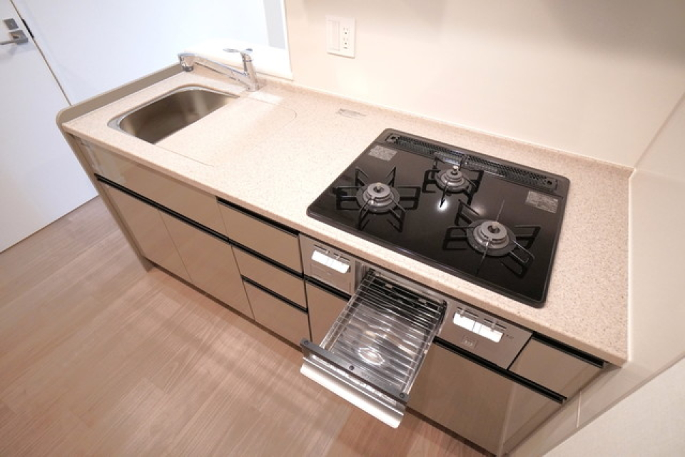 三口コンロは主婦の味方！グリルもついていて、お料理の幅が広がりそうです。
※写真は同タイプ住戸です。