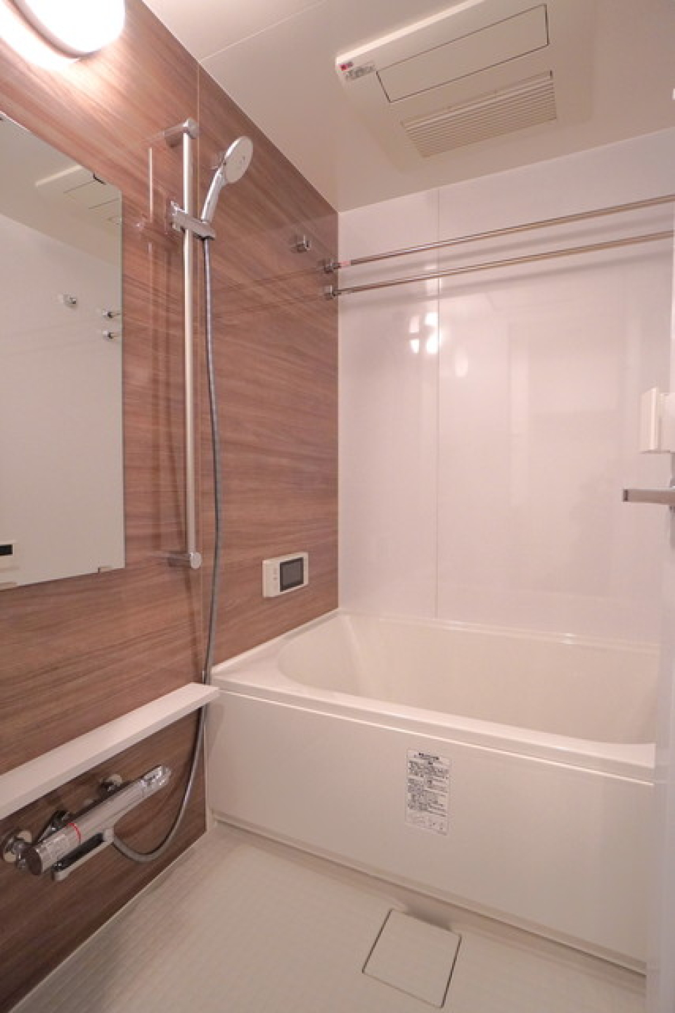 浴室乾燥機付きのこちらのオシャレなバスルーム。一日の疲れをゆったりと過ごしてみませんか？
※写真は同タイプ住戸です。
