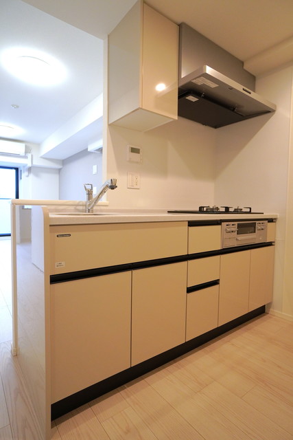 キッチンはライトウッドテイストで、部屋全体と馴染む色合いになっています。
※写真は同タイプ住戸です。