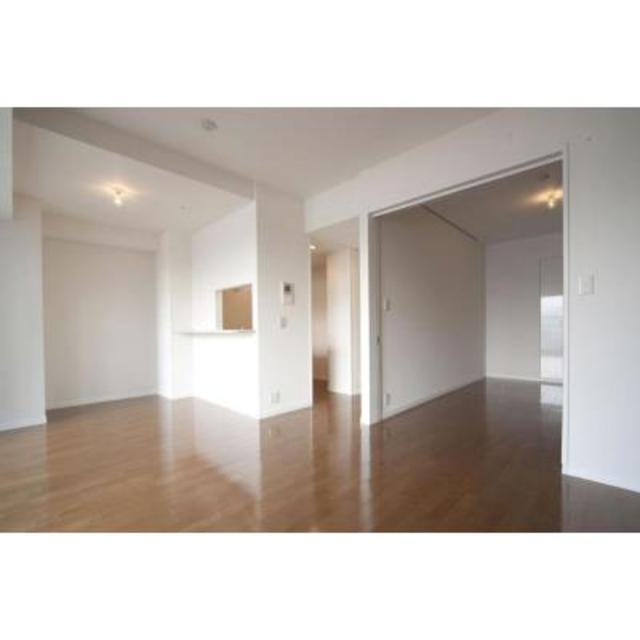 約11帖のLDが広がります。※写真は同タイプ住戸です。