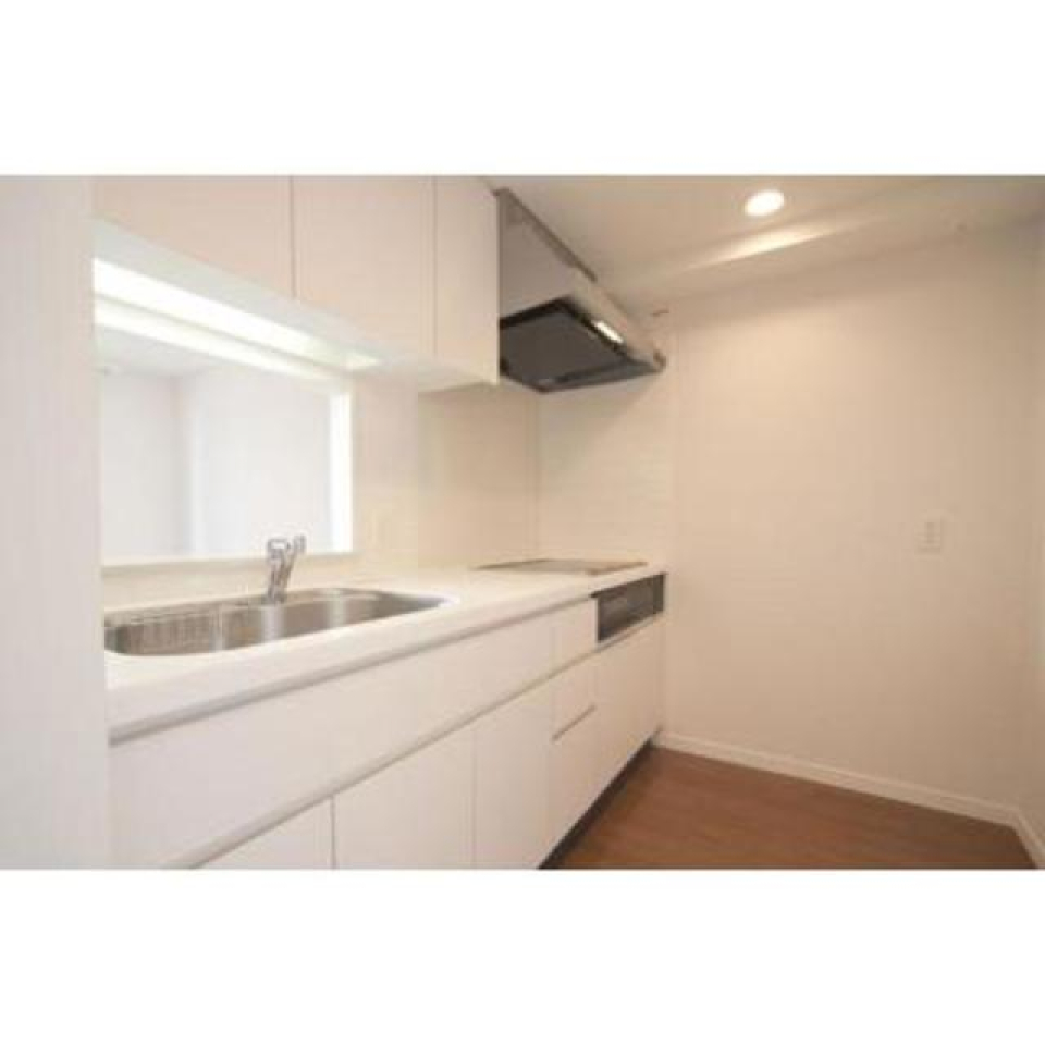 部屋を見渡せるキッチンです。※写真は同タイプ住戸です。