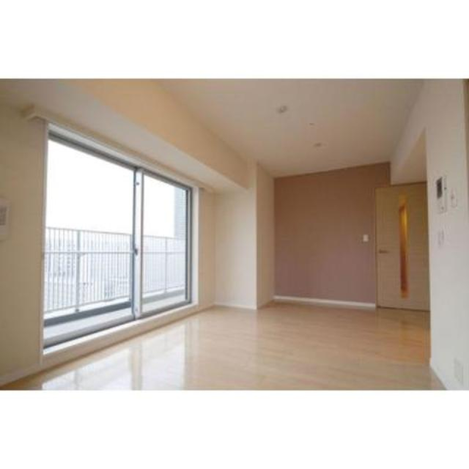 ベージュのウォールがオシャレなお部屋です。※写真は同タイプ住戸です。