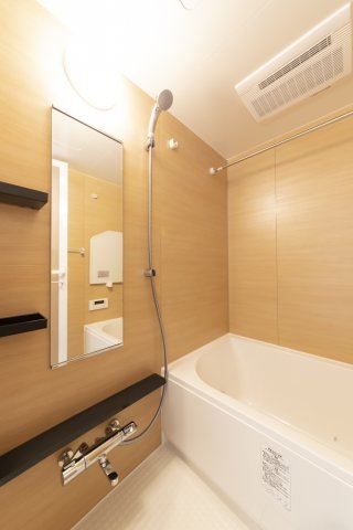 ナチュラルなパネルが導入された浴室です。