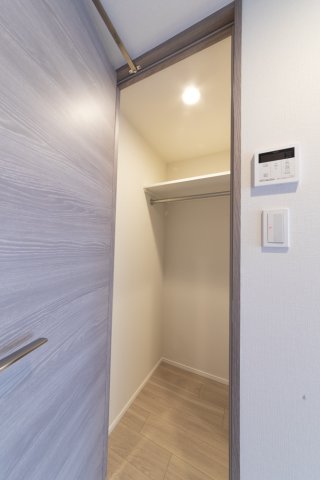 ウォークインクローゼット付きです。