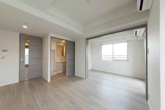 8.0帖のLDと4.3帖の洋室が広がっています。