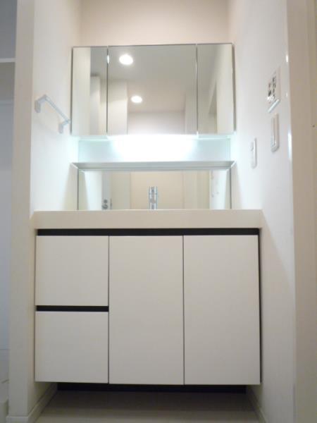 ゆとりある独立洗面台。