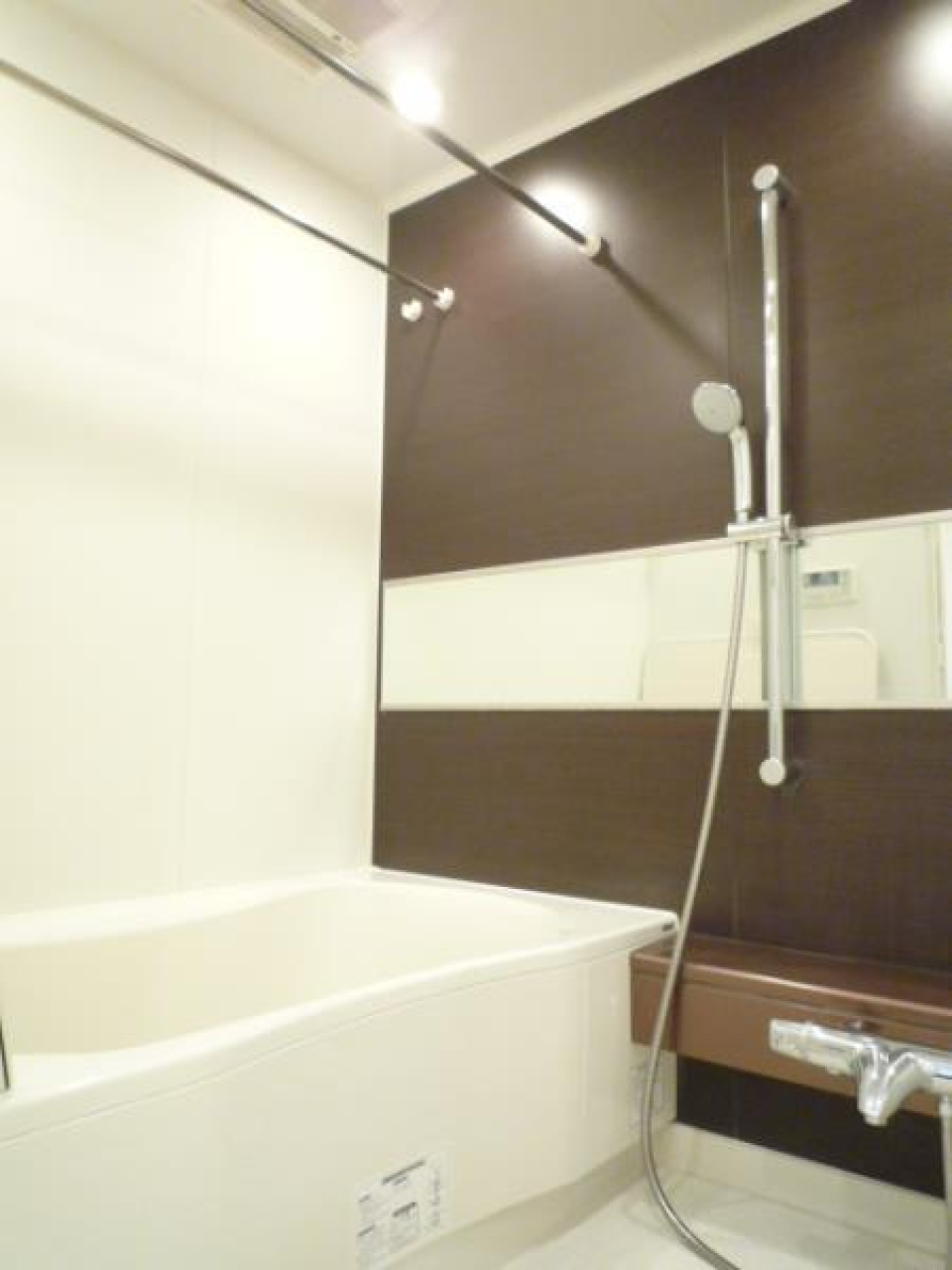 ダークトーンのキッチンパネルが落ち着いた雰囲気を演出しています。