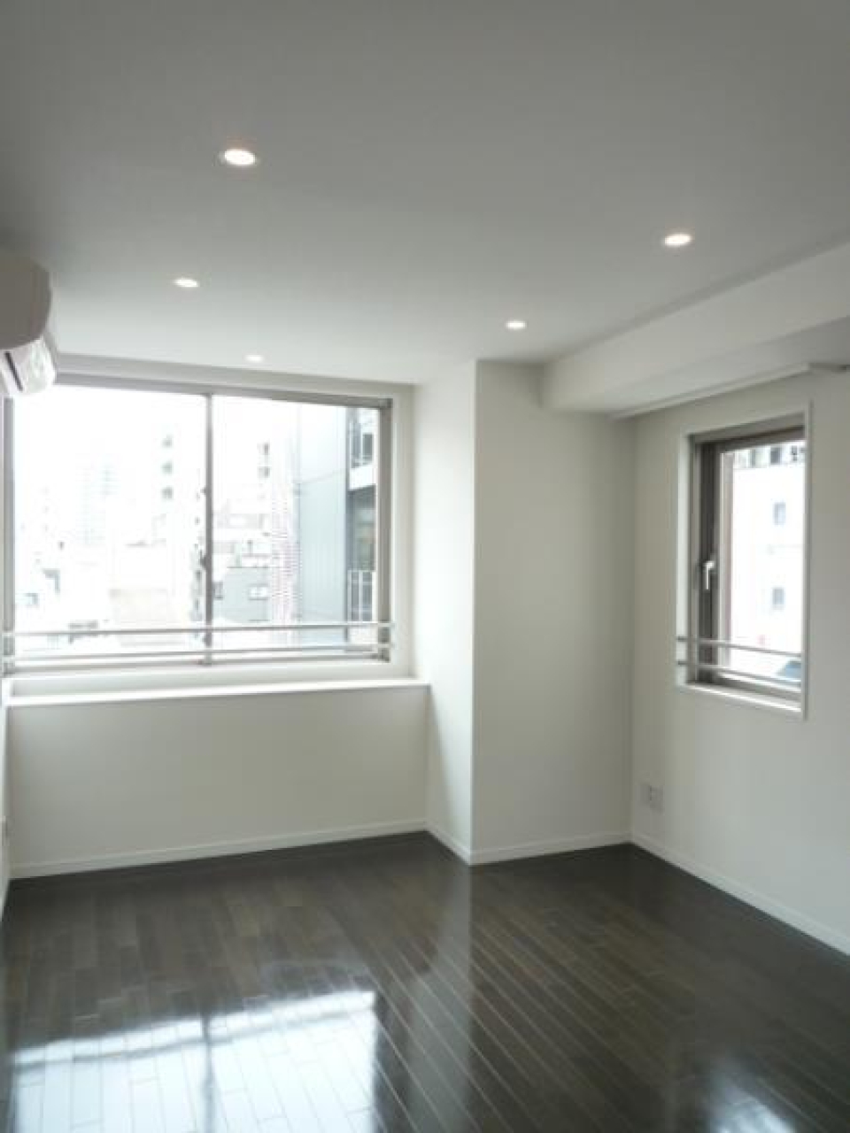 お隣には６．１帖の洋室があります。