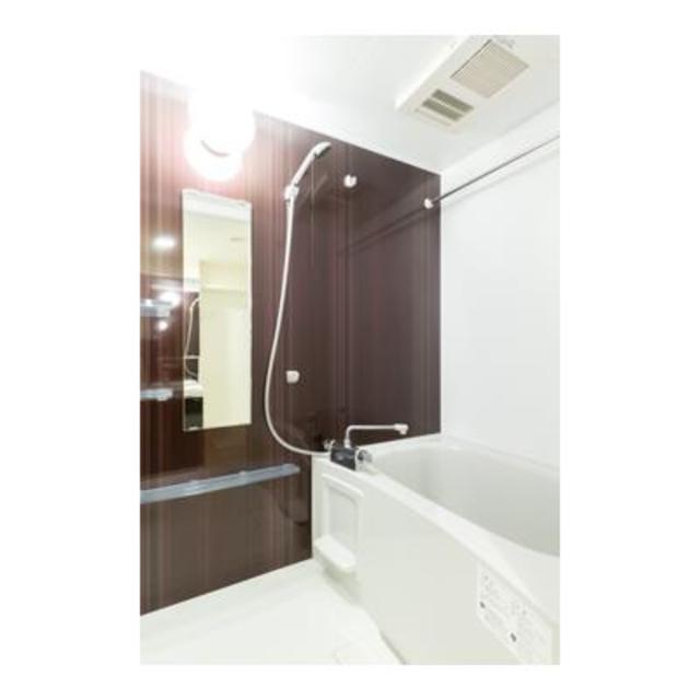 ダークトーンのパネルが落ち着いた浴室にしてくれます。※写真は同タイプ住戸です。