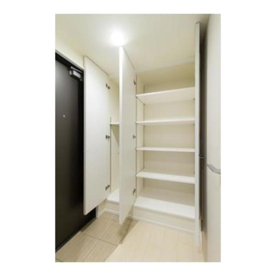 収納を開けた時の様子。※写真は同タイプ住戸です。