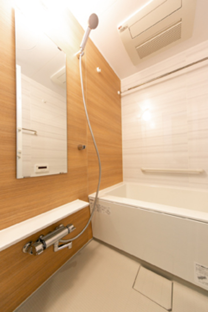 ナチュラルなパネルが導入された浴室です。※写真は同タイプ住戸です。