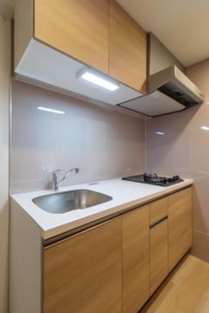 ナチュラルな木目のパネルが導入されたキッチン。2口のガスコンロです。※写真は同タイプ住戸です。