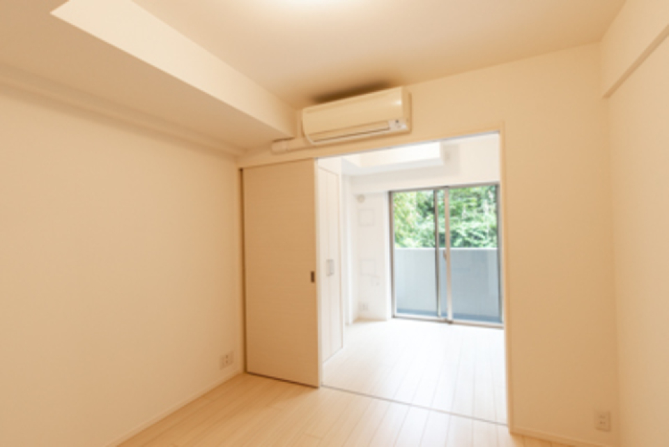 キッチンからのぞくと広々とした空間が広がります。※写真は同タイプ住戸です。