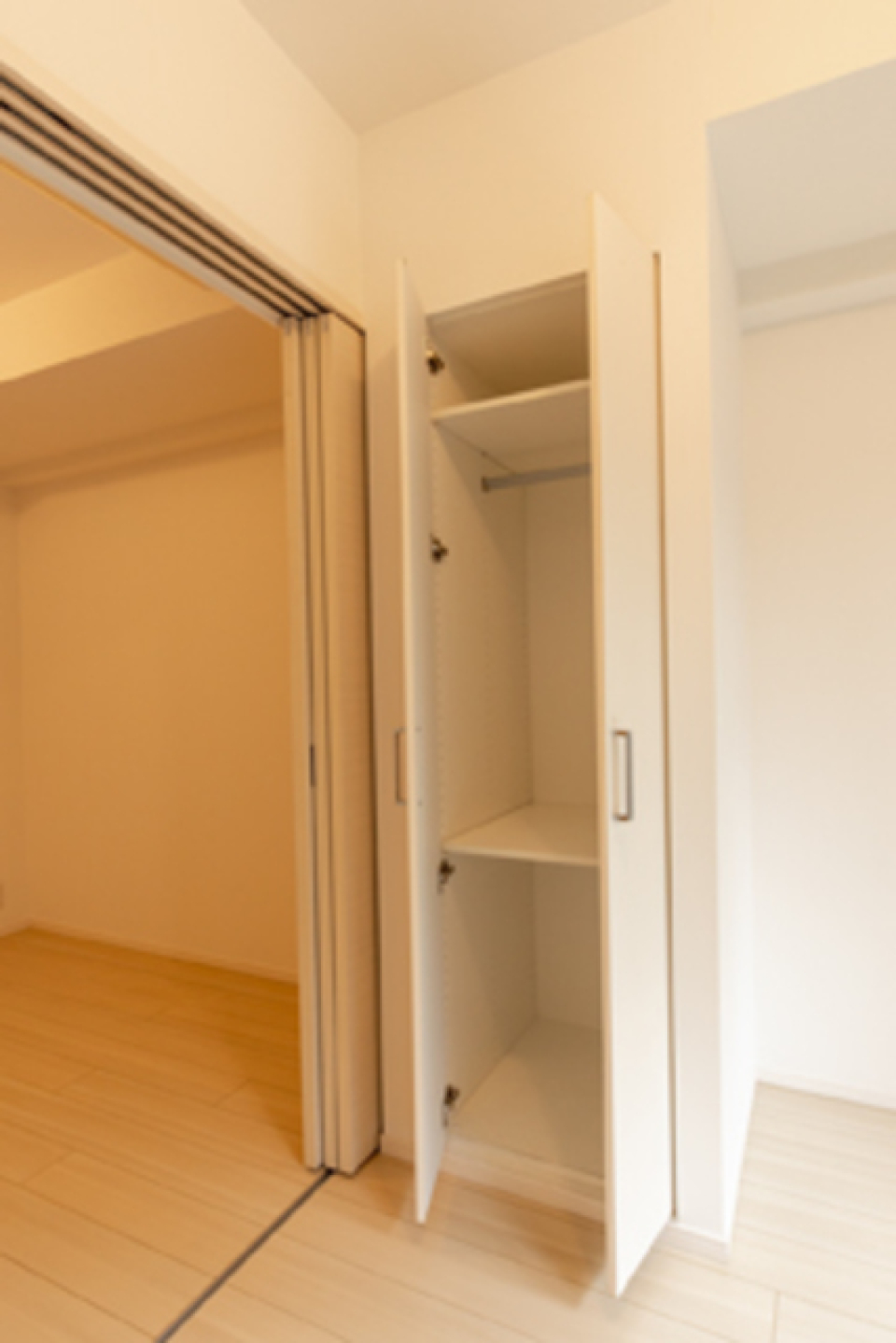 収納を開けた時の様子。※写真は同タイプ住戸です。