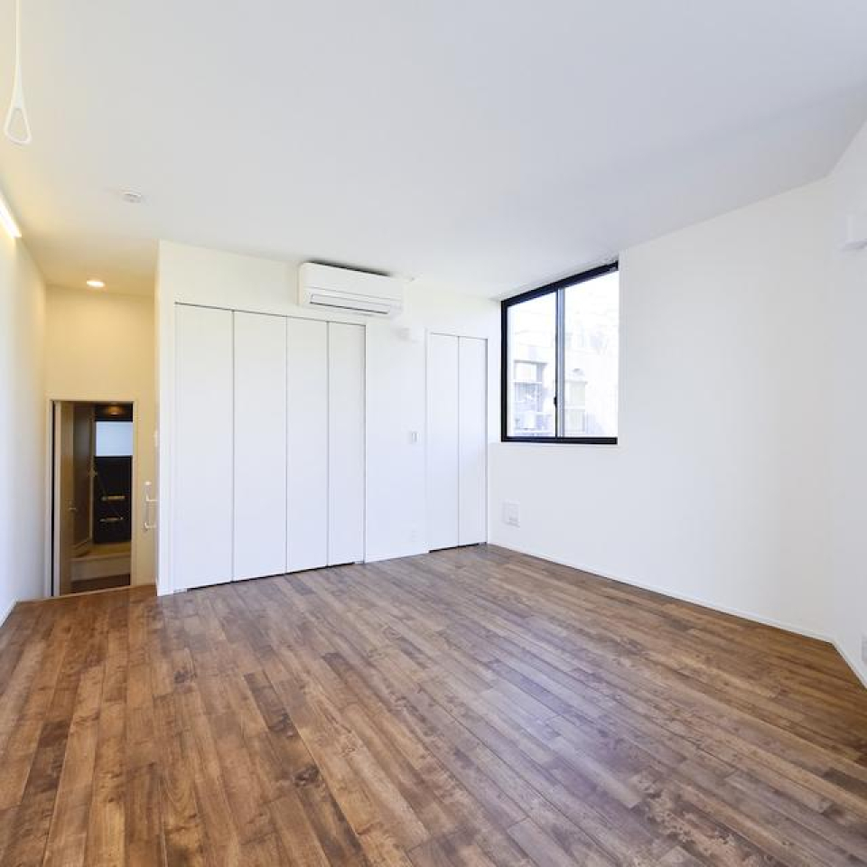 こちらは9.5帖の洋室。