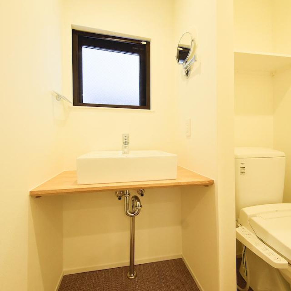 鏡は無いですが、小窓がある洗面台。