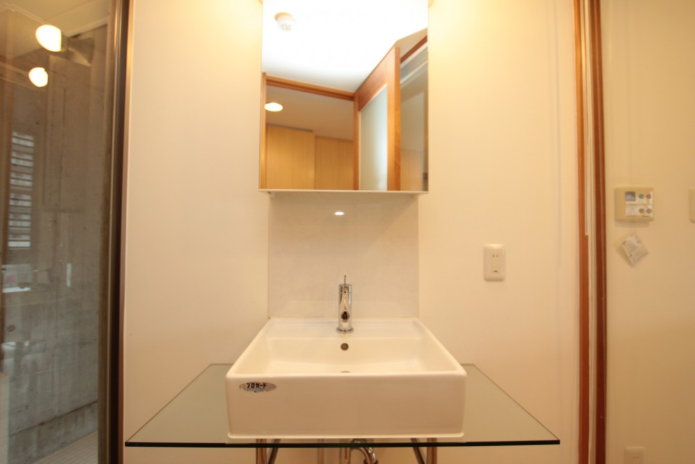 デザイナー性を感じさせる洗面所。鏡の中が収納になっています。