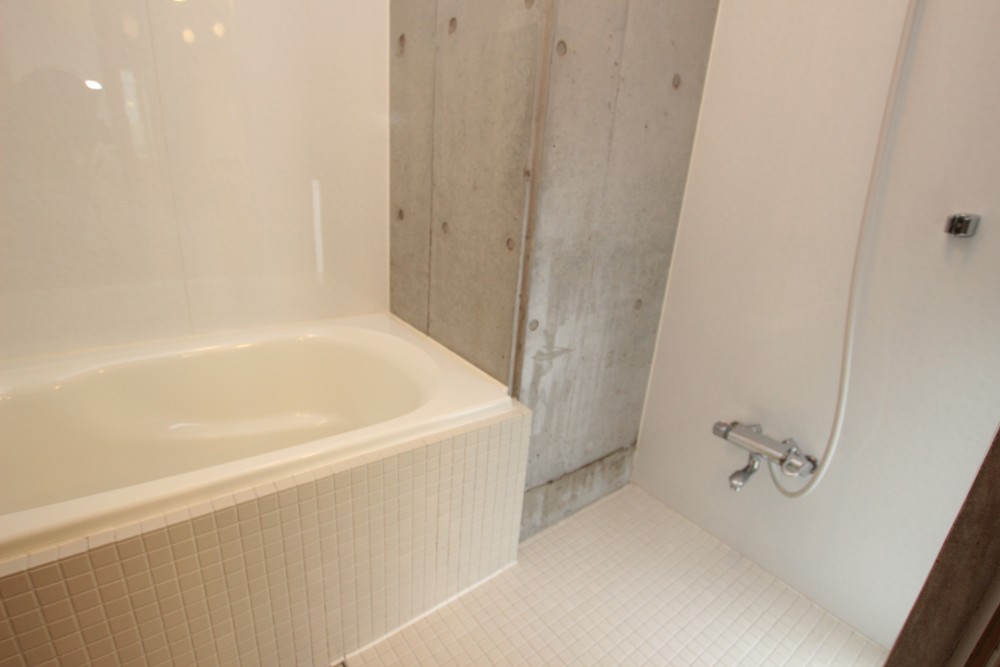 お風呂もコンクリート壁で憧れのスタイリッシュさ