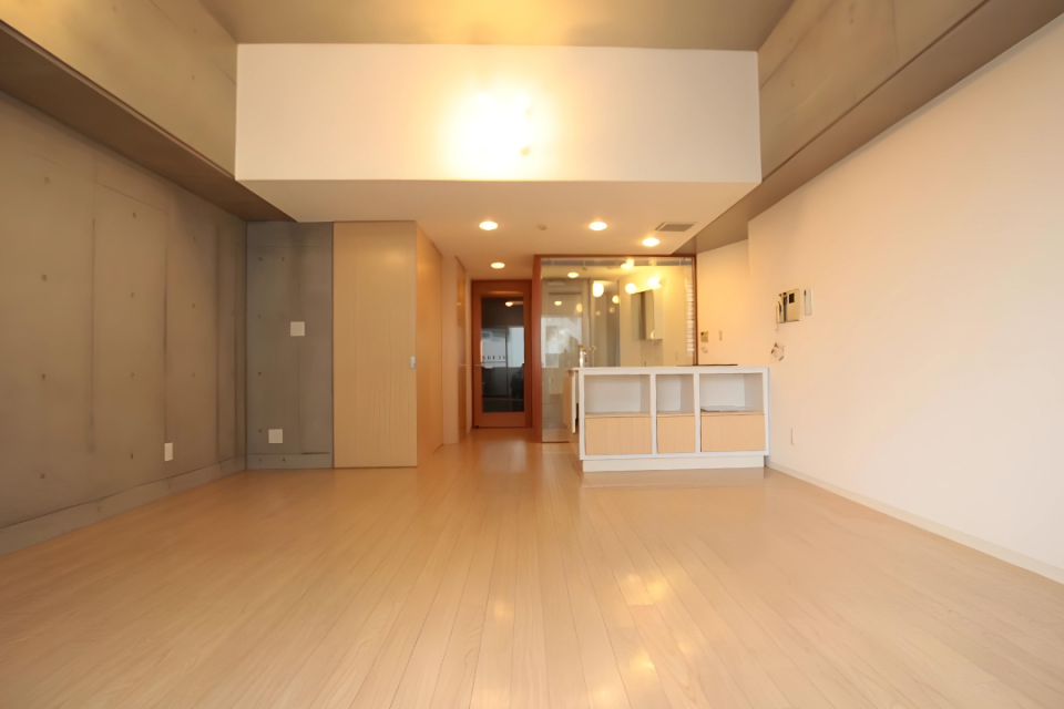 コンクリートに白とナチュラルブラウンの配色が落ち着いた雰囲気。