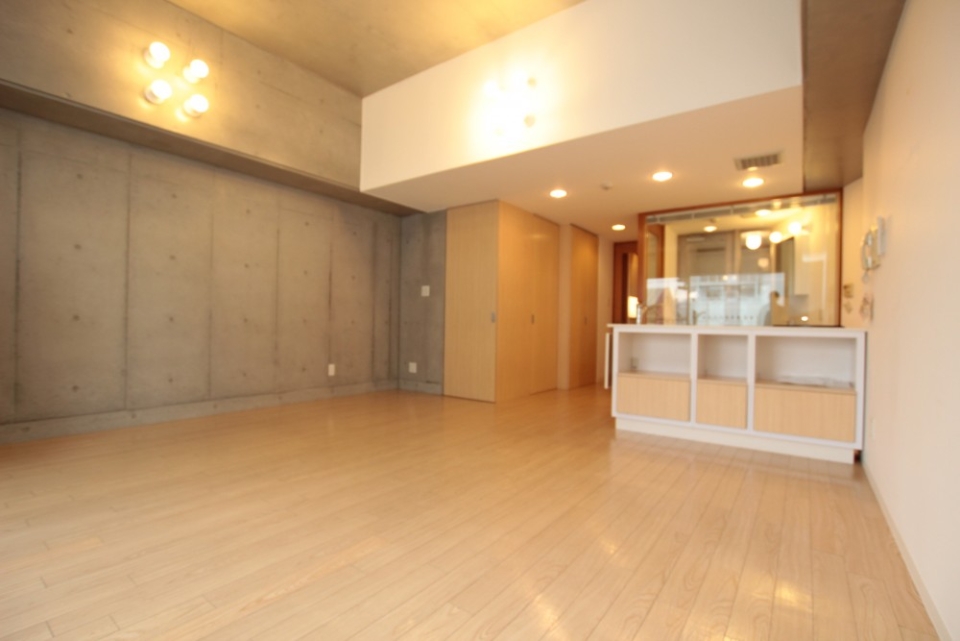 17.5帖の広々ワンルーム。天井高は約3mあります。