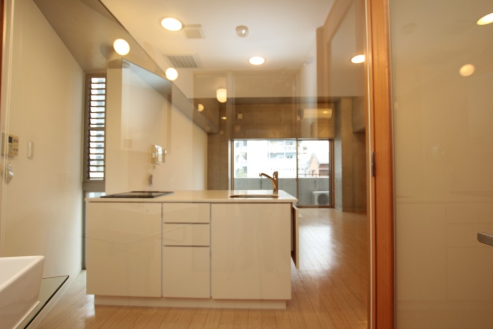 ブラインドを閉めれば外側からは完全に見えなくなりますのでご安心を。