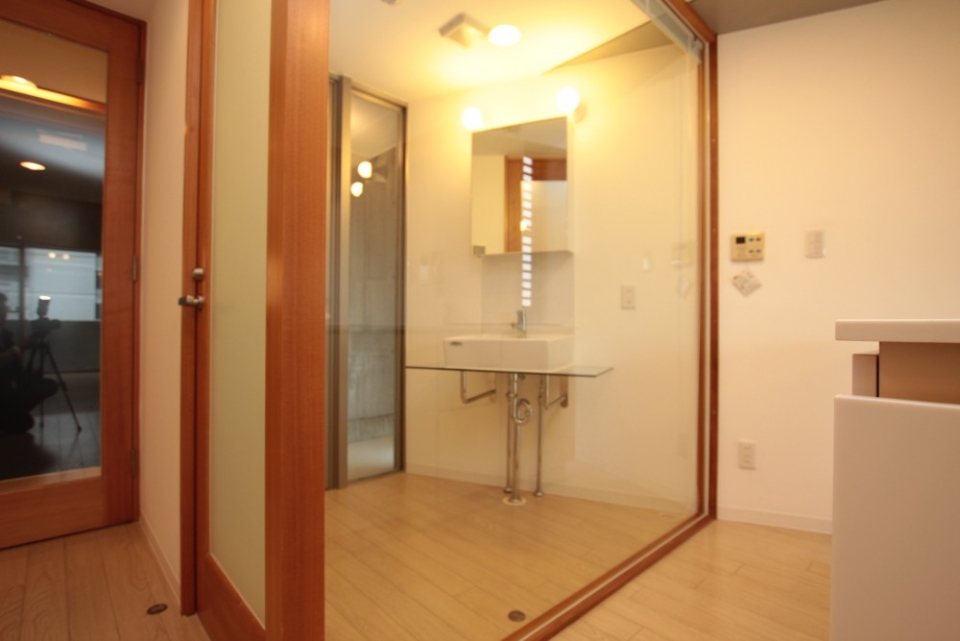 パウダールーム。オシャレ感あふれるガラス張り